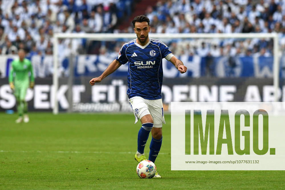 Kenan Karaman FC Schalke 04 in action, on the ball, single action during the 2 Bundesliga match between FC Schalke 04 and Eintracht Braunschweig, Veltins Arena on 17 May 2026 in Gelsenkirchen, Germany Photo by Ralf Treese DeFodi Images Kenan Karaman FC Schalke 04 controls the ball during the 2 Bundesliga match between FC Schalke 04 and Eintracht Braunschweig at Veltins Arena on May 17, 2026 in Gelsenkirchen, Germany Photo by Ralf Treese DeFodi Images Photo by Ralf Treese DeFodi Images