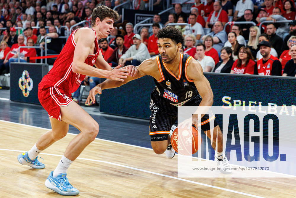 Richard Balint BMA365 Bamberg Baskets, 11 , Mark Smith ratiopharm Ulm, 13 , BMA365 Bamberg Baskets vs ratiopharm Ulm, Basketball, easyCredit BBL, Playoff Quarterfinals, Game 2, 18 05 2026 BMA365 Bamberg Baskets vs ratiopharm Ulm, Basketball, easyCredit BBL, Playoff Quarterfinals, Game 2, 18 05 2026 Bamberg