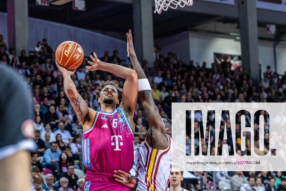 Michael Kessens Telekom Baskets Bonn, 06 vs Johnathan Stove Fitness First Wuerzburg Baskets, 22 Telekom Baskets Bonn vs Fitness First Wuerzburg Baskets, Basketball, easy Credit BBL, Playoffs, Quarterfinals, Matchday 2, 2025 2026, 18 05 2026 Telekom Baskets Bonn vs Fitness First Wuerzburg Baskets, Basketball, easy Credit BBL, Playoffs, Quarterfinals, Matchday 2, 2025 2026, 18 05 2026 Bonn