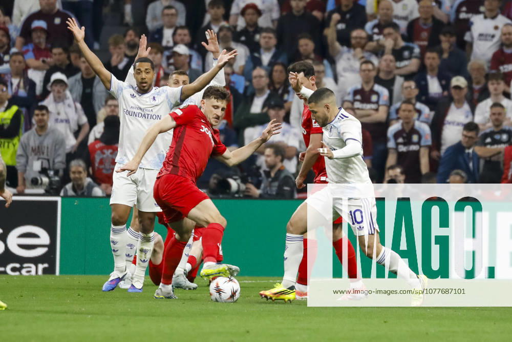 Maximilian Eggestein SC Freiburg, 08 and Emiliano Buendia Aston Villa, 10 in duel , Turkey, Football, UEFA Europa League, Final, 2025 2026, SC Freiburg vs Aston Villa, 20 05 2026, Istanbul Besiktas Park Turkey