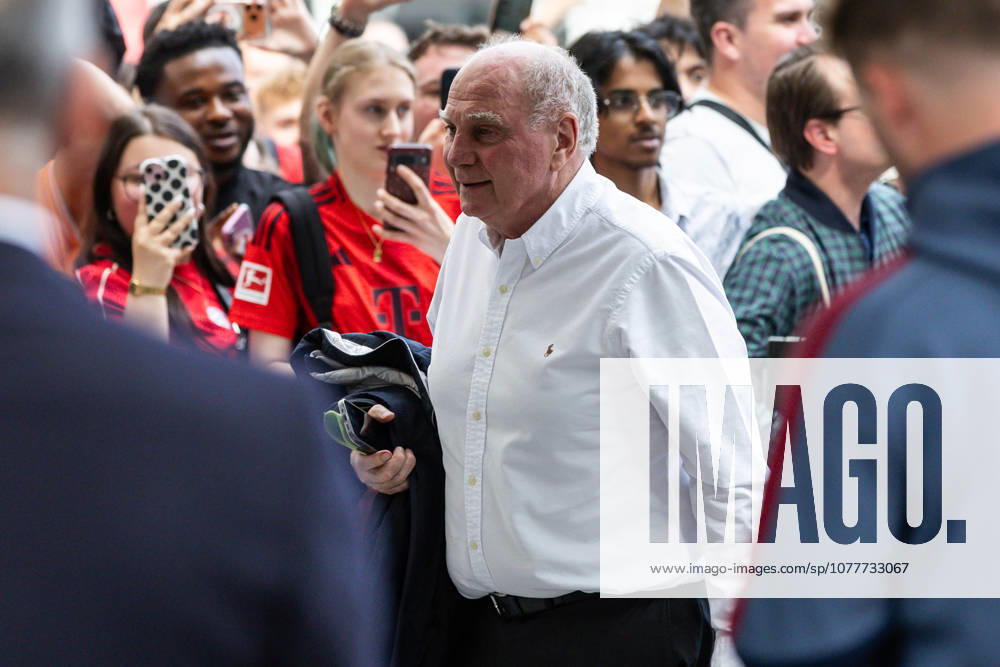 GER, DFB Pokalfinale, Training and press conference, FC Bayern München VfB Stuttgart 22 05 2026, Olympiastadion, Olympiastadion, GER, DFB Pokalfinale, Training and press conference, FC Bayern München VfB Stuttgart Uli Hoeneß on arrival at the hotel  nordphotoxGmbHxx anderxTrienitz nph00051