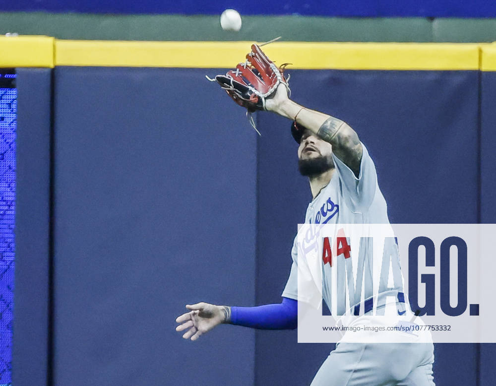 Los Angeles Dodgers center fielder Andy Pages catches a fly ball hit by Milwaukee Brewers left fielder Jake Bauers in the fifth inning of the MLB, Baseball Herren, USA game between the Los Angeles Dodgers and the Milwaukee Brewers at American Family Field in Milwaukee, Wisconsin on Friday, May 22, 2026. MIL20260522834 TANNENxMAURY