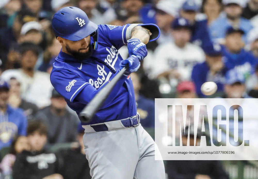Los Angeles Dodgers center fielder Andy Pages hits an RBI double in the fourth inning of the MLB, Baseball Herren, USA game between the Los Angeles Dodgers and the Milwaukee Brewers at American Family Field in Milwaukee, Wisconsin on Saturday, May 23, 2026. MIL20260523818 TANNENxMAURY