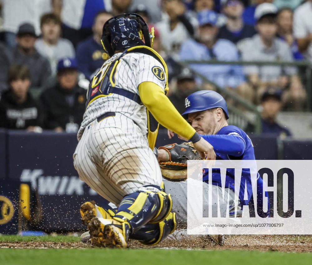 Los Angeles Dodgers first baseman Freddie Freeman (R) scores on Milwaukee Brewers catcher Gary Sanchez on an RBI single hit by Los Angeles Dodgers catcher Will Smith in the eighth inning of the MLB, Baseball Herren, USA game between the Los Angeles Dodgers and the Milwaukee Brewers at American Family Field in Milwaukee, Wisconsin on Saturday, May 23, 2026. MIL20260523833 TANNENxMAURY