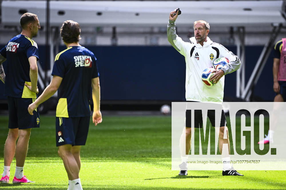 STOCKHOLM, SWEDEN 20260528 National team captain Grahan Potter as the Swedish national football team trains at Strawberry Arena, ahead of the World Cup STOCKHOLM SWEDEN
