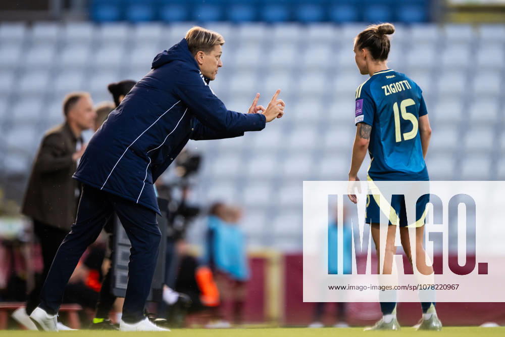 Head coach Tony Gustavsson and Julia Zigiotti Olme of Sweden during the FIFA Womens World Cup Qualifier football match between Denmark and Sweden on June 5, 2026 in Odense Photo Ludvig Thunman BILDBYRAN code LT LT0798 fotboll football soccer fotball vm kval kval fifa womens world cup qualifier qualifier danmark sverige sweden denmark dam bbeng