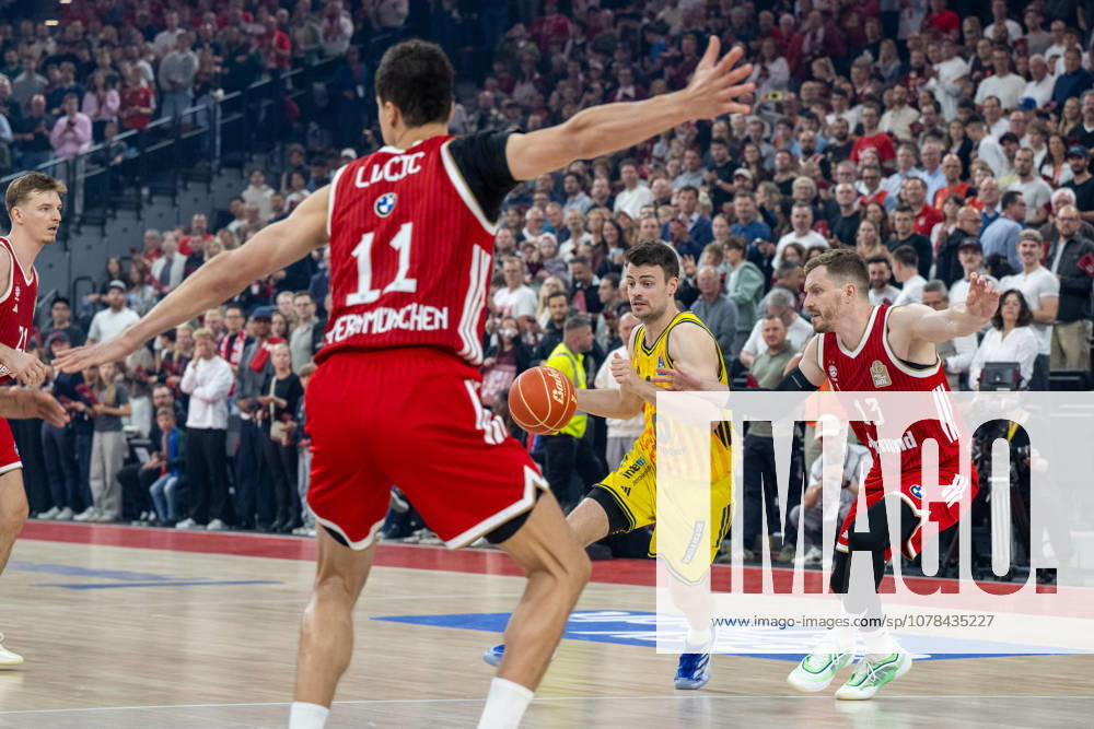 Jonas Mattisseck 9 Alba Berlin in a duel with Andreas Obst 13 FC Bayern Basketball , FC Bayern Basketball vs Alba Berlin, BBL, Final 1, 12 06 2026 Munich Bavaria Germany