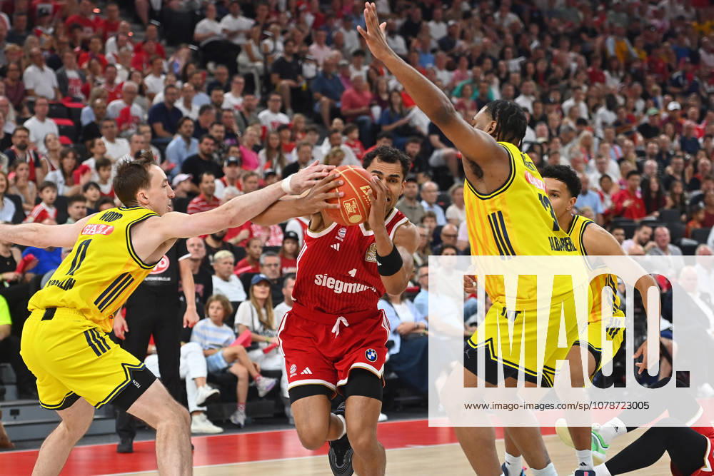 Oscar DA SILVA (FCB), Action, Head-to-Head Battle Against Moses WOOD (Berlin, left) and J Wan ROBERTS (Berlin), Basketball BBL, 2025–2026 Season, Playoff Finals, Game 5, FC Bayern Munich vs. Alba Berlin on June 21, 2026, at SAP GARDEN,detected_source_language