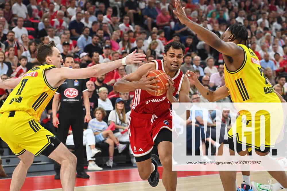 Oscar DA SILVA (FCB), Action, Head-to-Head Battle Against Moses WOOD (Berlin, left) and J Wan ROBERTS (Berlin), Basketball BBL, 2025–2026 Season, Playoff Finals, Game 5, FC Bayern Munich vs. Alba Berlin on June 21, 2026, at SAP GARDEN,detected_source_language