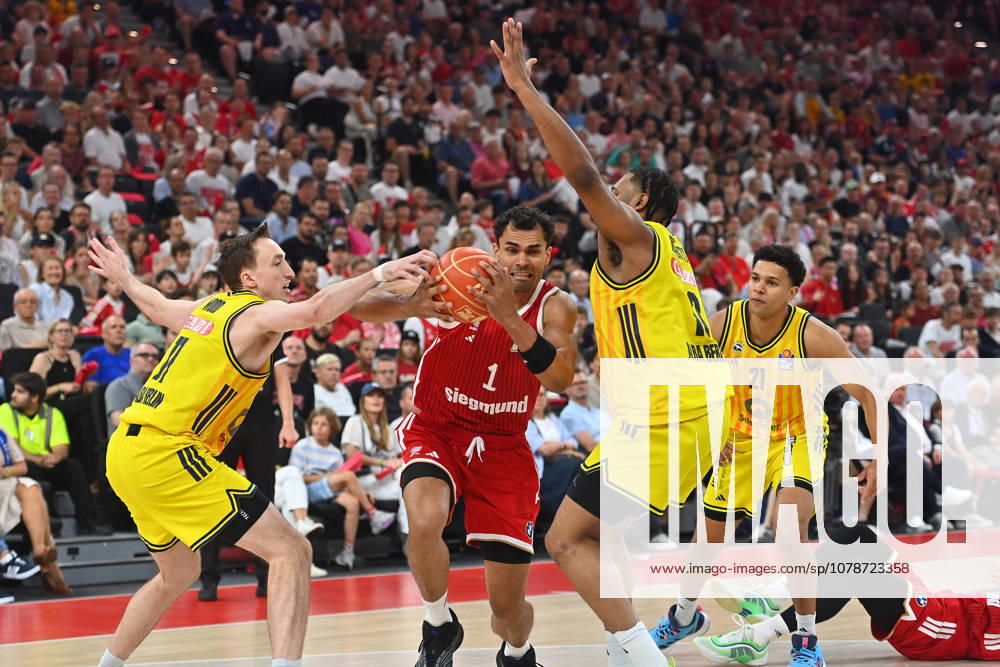 Oscar DA SILVA (FCB), Action, Head-to-Head Battle Against Moses WOOD (Berlin, left) and J Wan ROBERTS (Berlin), Basketball BBL, 2025–2026 Season, Playoff Finals, Game 5, FC Bayern Munich vs. Alba Berlin on June 21, 2026, at SAP GARDEN,detected_source_language
