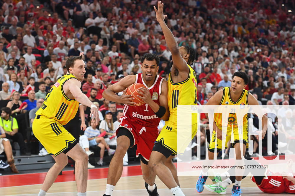 Oscar DA SILVA (FCB), Action, Head-to-Head Battle Against Moses WOOD (Berlin, left) and J Wan ROBERTS (Berlin), Basketball BBL, 2025–2026 Season, Playoff Finals, Game 5, FC Bayern Munich vs. Alba Berlin on June 21, 2026, at SAP GARDEN,detected_source_language