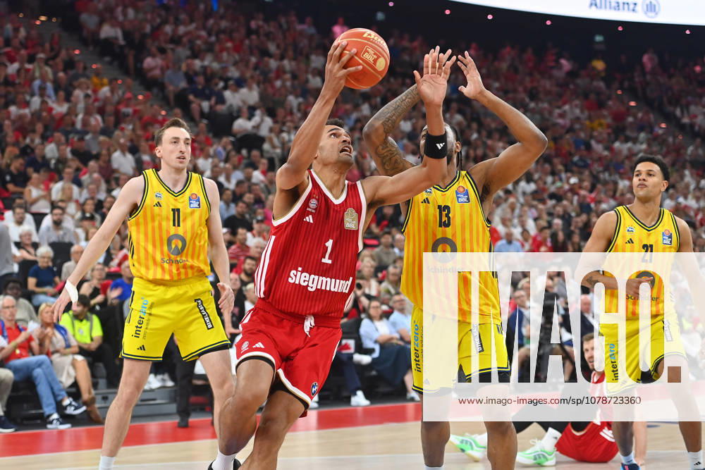 Oscar DA SILVA (FCB), Action, Head-to-Head Battle Against Moses WOOD (Berlin, left) and J Wan ROBERTS (Berlin), Basketball BBL, 2025–2026 Season, Playoff Finals, Game 5, FC Bayern Munich vs. Alba Berlin on June 21, 2026, at SAP GARDEN,detected_source_language