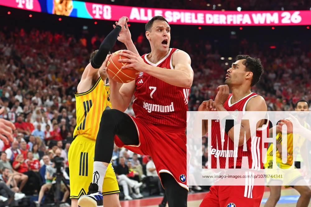 Johannes VOIGTMANN FCB, Action, One-on-One, vs. Oscar DA SILVA FCB Basketball BBL, 2025–2026 Season Playoff Finals Game 5, FC Bayern Munich vs. Alba Berlin on June 21, 2026, S A P G A R D EN,detected_source_language
