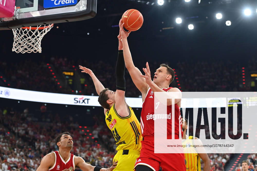 Johannes VOIGTMANN (FCB), Action, One-on-One Against Justin BEAN, Alba Berlin Basketball, BBL, 2025–2026 Season, Playoff Finals, Game 5, FC Bayern Munich vs. Alba Berlin on June 21, 2026, S A P G A R D EN,detected_source_language