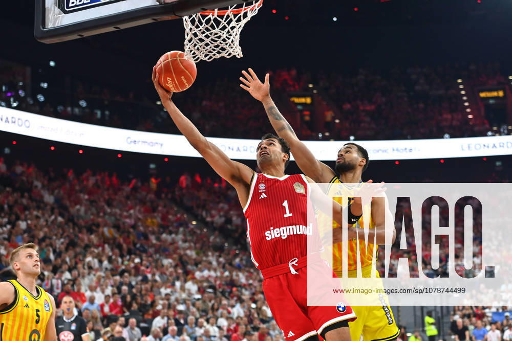 Oscar DA SILVA (FCB), Action, Head-to-Head Battle Against Norris AGBAKOKO, Berlin Basketball BBL, 2025–2026 Season, Playoff Finals, Game 5, FC Bayern Munich vs. Alba Berlin 81–84 on June 21, 2026, SAP GARDEN,detected_source_language