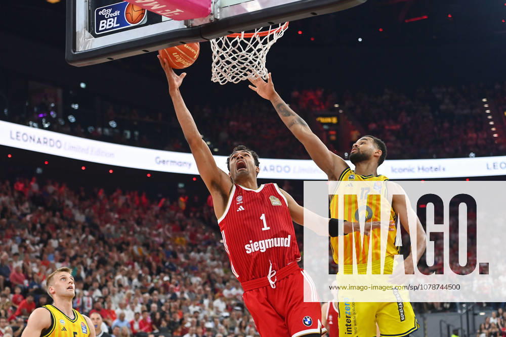 Oscar DA SILVA (FCB), Action, Head-to-Head Battle Against Norris AGBAKOKO, Berlin Basketball BBL, 2025–2026 Season, Playoff Finals, Game 5, FC Bayern Munich vs. Alba Berlin 81–84 on June 21, 2026, SAP GARDEN,detected_source_language