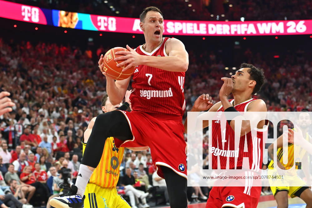 Johannes VOIGTMANN (FCB), in action, battling for the ball against Justin BEAN (Alba Berlin), featuring Oscar DA SILVA (FCB) – Basketball BBL, 2025–2026 Season, Playoff Finals, Game 5, FC Bayern Munich vs. Alba Berlin 81–84 on June 21, 2026, SAP GARDEN,detected_source_language