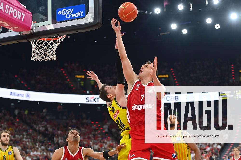 Johannes VOIGTMANN (FCB), Action, One-on-One Against Justin BEAN, Alba Berlin Basketball, BBL, 2025–2026 Season, Playoff Finals, Game 5, FC Bayern Munich vs. Alba Berlin 81–84 on June 21, 2026, SAP GARDEN,detected_source_language