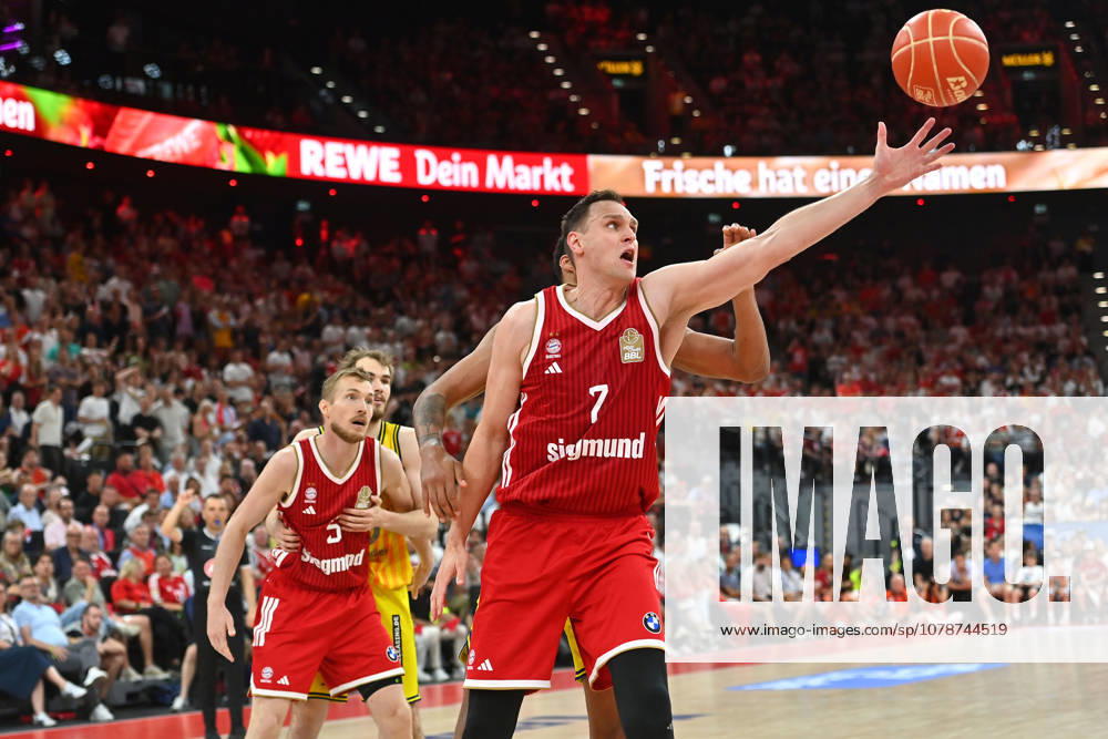 Johannes VOIGTMANN FCB, Action, One-on-One, Basketball BBL, 2025–2026 Season, Playoff Finals, Game 5, FC Bayern Munich vs. Alba Berlin 81–84 on June 21, 2026, S A P G A R D EN,detected_source_language