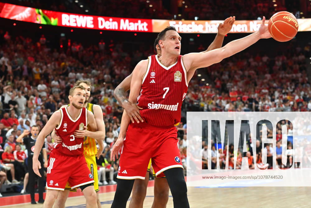 Johannes VOIGTMANN FCB, Action, One-on-One, Basketball BBL, 2025–2026 Season, Playoff Finals, Game 5, FC Bayern Munich vs. Alba Berlin 81–84 on June 21, 2026, S A P G A R D EN,detected_source_language