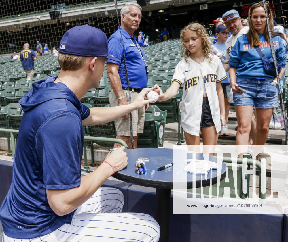 Milwaukee Brewers shortstop Cooper Pratt signs autographs for fans before the start of the MLB, Baseball Herren, USA game between the Chicago Cubs and the Milwaukee Brewers at American Family Field in Milwaukee, Wisconsin on Sunday, June 28, 2026. MIL20260628801 TANNENxMAURY