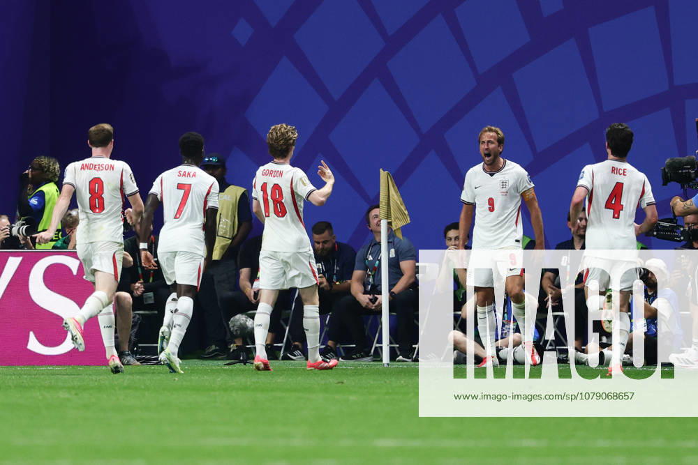 Harry Kane of England celebrates scoring a goal with team mates during the FIFA World Cup, WM, Weltmeisterschaft, Fussball 2026 last 32 match between England and Congo DR at the Mercedez-Benz Stadium, Atlanta, USA on 1 July 2026.