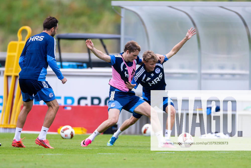 Soccer, FC Schalke 04 training session featuring Finn Porath (FC Schalke 04) and Luca Vozar (FC Schalke 04), Gelsenkirchen, FC Schalke 04 training facility, North Rhine-Westphalia, Germany, xRHR PHOTO YYx