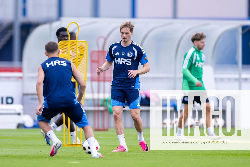 Soccer, FC Schalke 04 practice Finn Porath FC Schalke 04 Gelsenkirchen FC Schalke 04 training facility NRW Germany xRHR PHOTO YYx