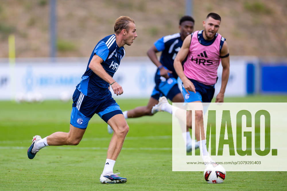 Soccer, FC Schalke 04 Training: Timo Becker (FC Schalke 04), Hasan Kurucay (FC Schalke 04), Gelsenkirchen, FC Schalke 04 Training Facility, North Rhine-Westphalia, Germany, xRHR, PHOTO YYx