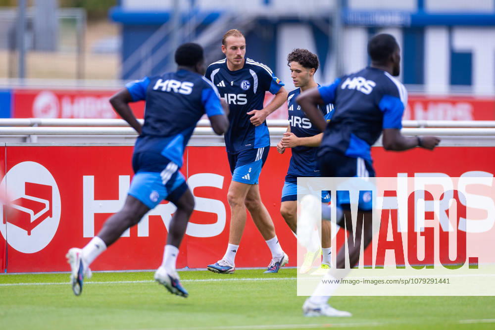 Soccer, FC Schalke 04 Training: Timo Becker (FC Schalke 04), Soufiane El Faouzi (FC Schalke 04), Gelsenkirchen, FC Schalke 04 Training Facility, North Rhine-Westphalia, Germany, xRHR PHOTO YYx