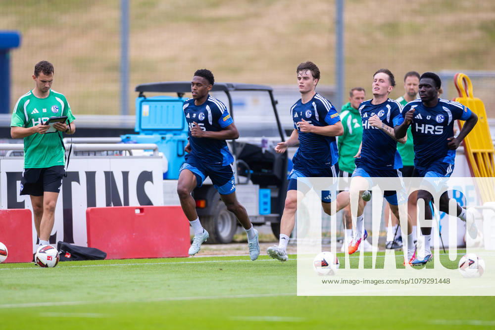 Soccer, FC Schalke 04 training session: Sports scientist Rasmus Bruns (FC Schalke 04), Junior Adamu (FC Schalke 04), Dylan Leonard (FC Schalke 04), Max Grüger (FC Schalke 04), Zaid Tchibara (FC Schalke 04), Gelsenkirchen, FC Schalke 04 training facility, North Rhine-Westphalia, Germany, xRHR PHOTO YYx