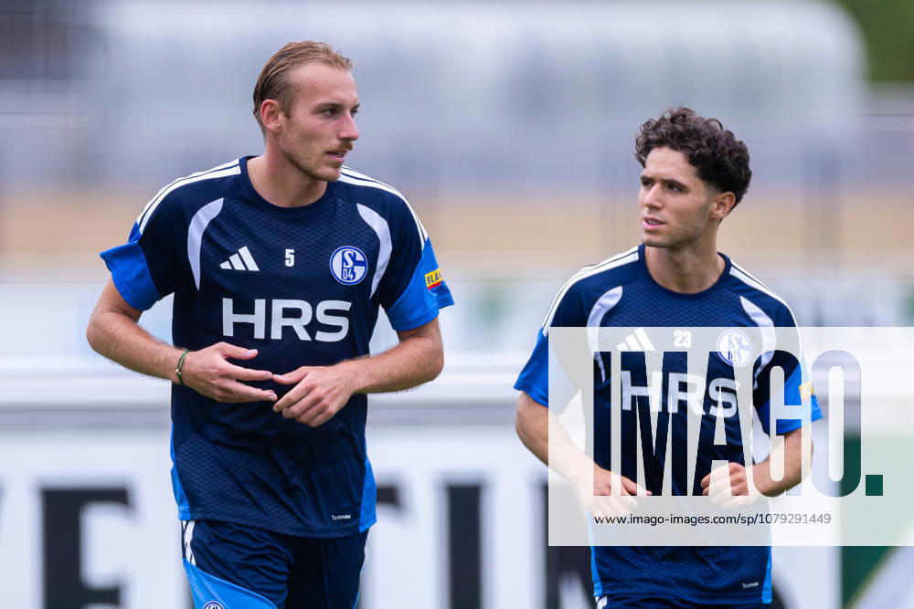 Soccer, FC Schalke 04 Training: Timo Becker (FC Schalke 04), Soufiane El Faouzi (FC Schalke 04), Gelsenkirchen, FC Schalke 04 Training Facility, North Rhine-Westphalia, Germany, xRHR, PHOTO YYx