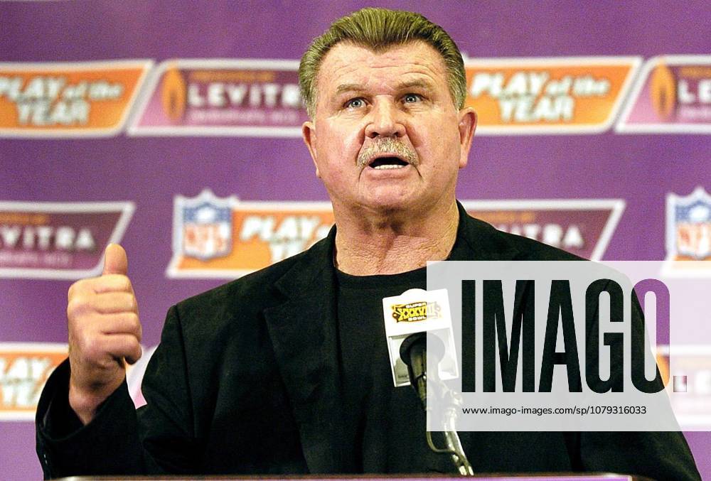 USA NFL, American Football Herren, USA PLAY OF THE YEAR Former NFL head coach and Hall of Famer Mike Ditka Former NFL head coach and Hall of Famer Mike Ditka gestures at a press conference, PK, Pressekonferenz announcing the NFL Play of the Year at the convention center in Houston, Texas Wednesday 28 January 2004. The River City Relay by the New Orleans Saints was voted the play of the year by The AFC Champion New England Patriots will face the NFC Champion Carolina Panthers in Super Bowl XXXVIII at Reliant Stadium in Houston, Texas 01 February 2004. Houston United States