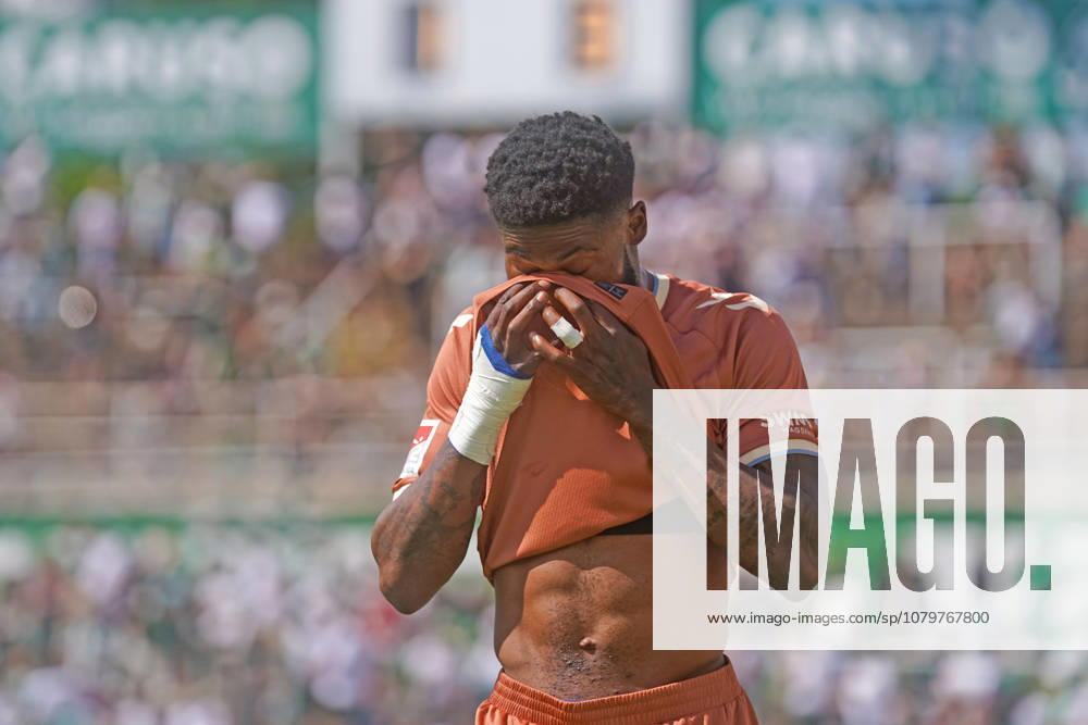 Moritz Broni Kwarteng, 1 FC Magdeburg, No. 10 is struggling with the extreme heat; BSG Chemie Leipzig vs. 1 FC Magdeburg, soccer, friendly match, 2026–2027 season, July 12, 2026 BSG Chemie Leipzig vs. 1 FC Magdeburg, soccer, friendly match, 2026–2027 season, July 12, 2026, Leipzig
