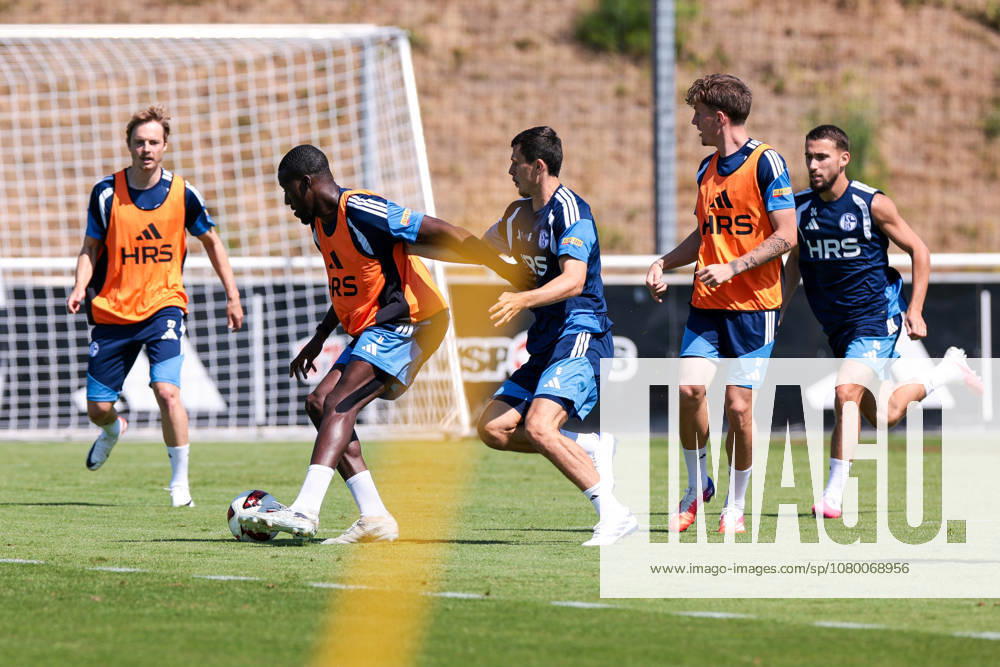 Soccer, FC Schalke 04 Training: From left, Finn Porath (FC Schalke 04), Bryan Lasme (FC Schalke 04), Ron Schallenberg (FC Schalke 04), Max Grüger (FC Schalke 04), Adil Aouchiche (FC Schalke 04), Gelsenkirchen, FC Schalke 04 training grounds, North Rhine-Westphalia, Germany, xRHR, PHOTO YYx