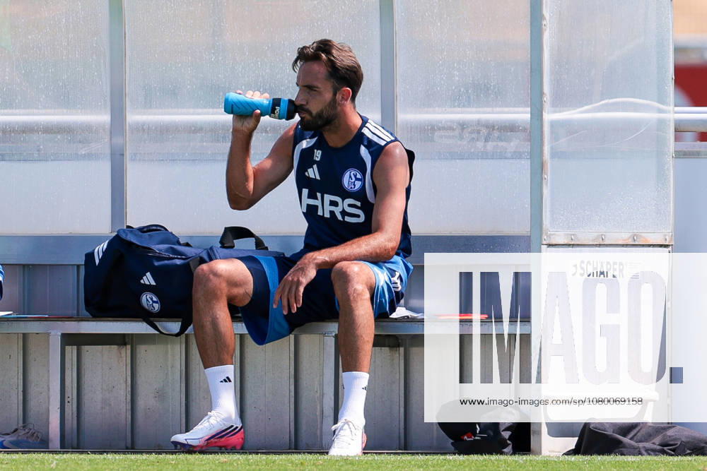 Soccer, FC Schalke 04 practice: Kenan Karaman sits on the bench and drinks at the FC Schalke 04 training facility in Gelsenkirchen, North Rhine-Westphalia, Germany xRHR PHOTO YYx