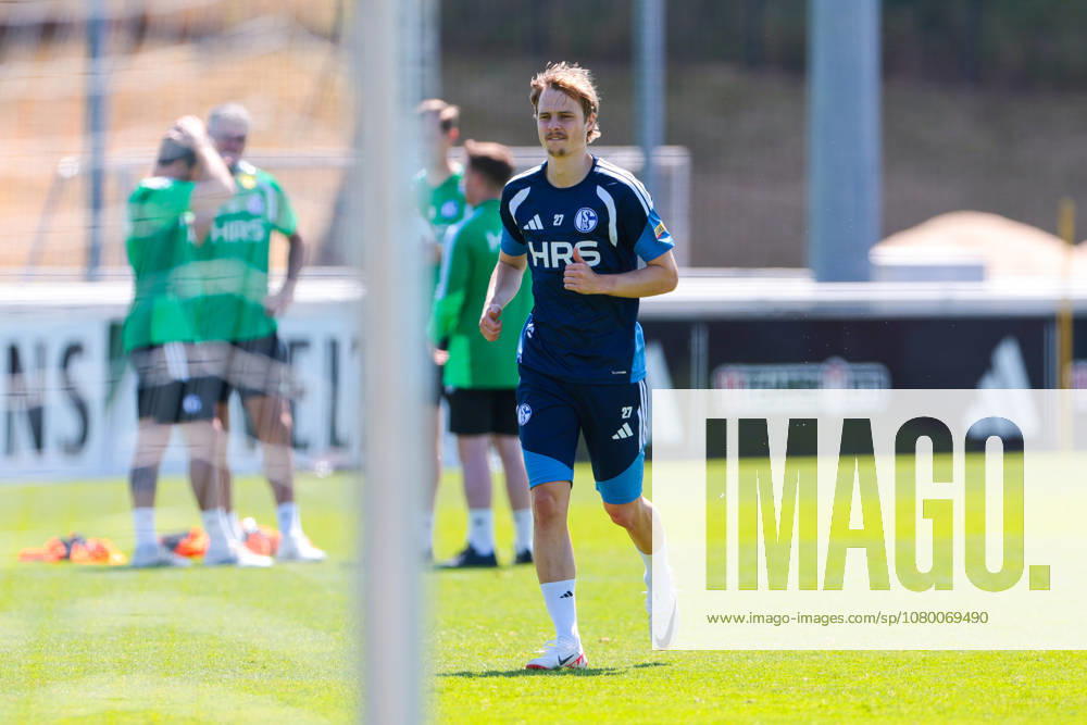 Soccer, FC Schalke 04 practice Finn Porath FC Schalke 04 Gelsenkirchen FC Schalke 04 training facility NRW Germany xRHR PHOTO YYx