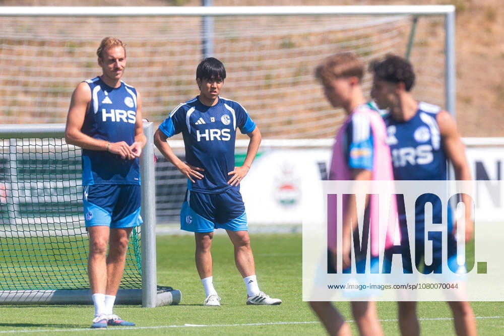 Soccer, FC Schalke 04 Training: Timo Becker (FC Schalke 04), Satoshi Tanaka (FC Schalke 04), Gelsenkirchen, FC Schalke 04 Training Facility, North Rhine-Westphalia, Germany, xRHR, PHOTO YYx