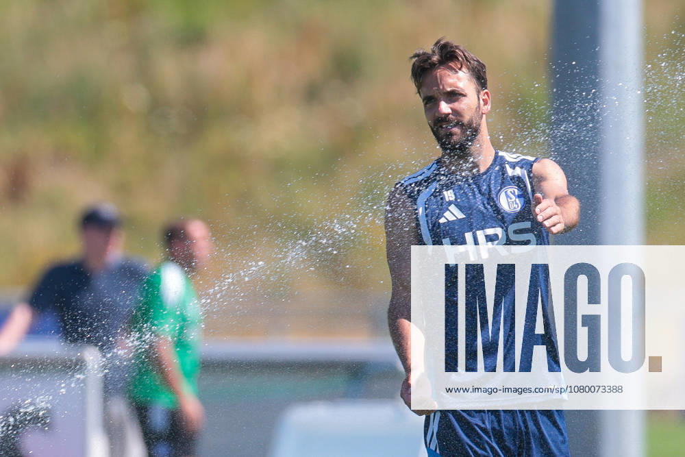 Soccer, FC Schalke 04 Training Kenan Karaman FC Schalke 04 cools off Gelsenkirchen FC Schalke 04 Training Facility NRW Germany xRHR PHOTO YYx