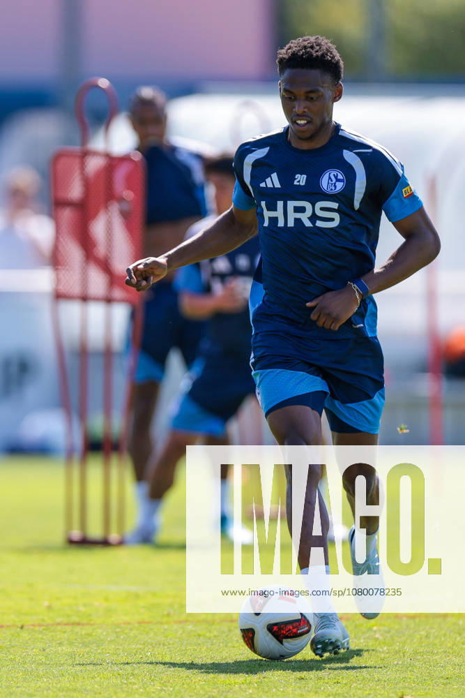 Soccer, FC Schalke 04 training session, Junior Adamu, FC Schalke 04, Gelsenkirchen, FC Schalke 04 training facility, North Rhine-Westphalia, Germany, xRHR, PHOTO YYx