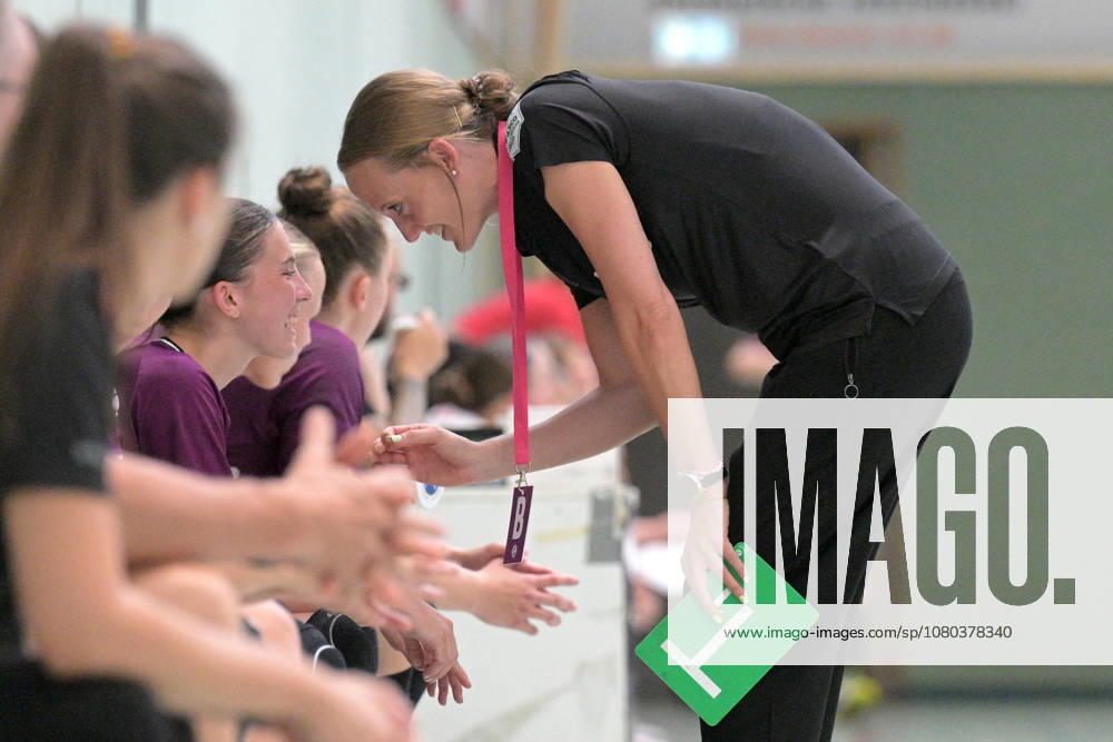 Miriam Hirsch of TusSies Metzingen, coach, and Klara Schlipf of TusSies Metzingen, age 14, in conversation: TusSies Metzingen vs. HSG Solingen Graefrath, Handball, preseason, exhibition game, 2026–2027 season, July 24, 2026, TusSies Metzingen vs. HSG Solingen-Graefrath, Handball, preseason, exhibition game, 2026–2027 season, July 24, 2026, Oeschhalle