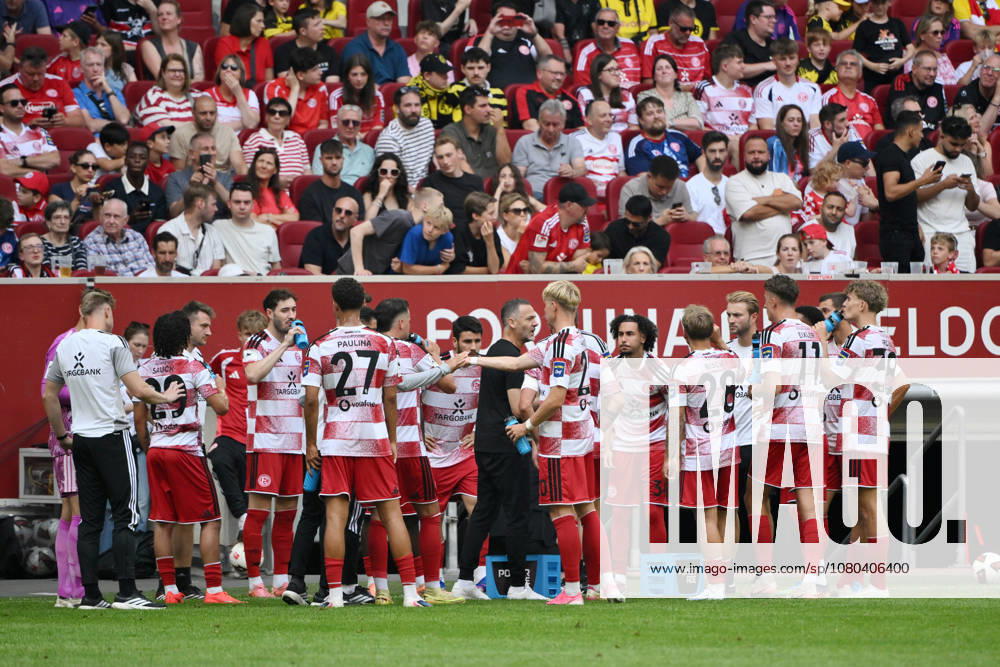 Coach Alexander Ende of Fortuna Düsseldorf, with his players during the water break on July 25, 2026; soccer; 2026–2027 season; friendly match; Fortuna Düsseldorf vs. Borussia Dortmund, 2–1; Düsseldorf, North Rhine-Westphalia, Germany Team2