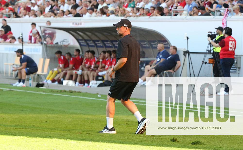 Offenbach am Main, Pluto Stadium at Bieberer Berg Anniversary Match: Kickers Offenbach OFC vs. VfB Stuttgart Coach Sebastian Hoeneß VfB Stuttgart repairs the field