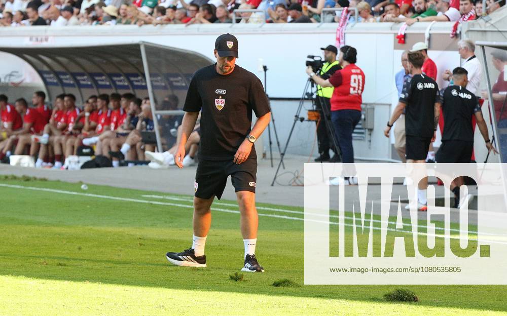 Offenbach am Main, Pluto Stadium at Bieberer Berg Anniversary Match: Kickers Offenbach OFC vs. VfB Stuttgart Coach Sebastian Hoeneß VfB Stuttgart repairs the field