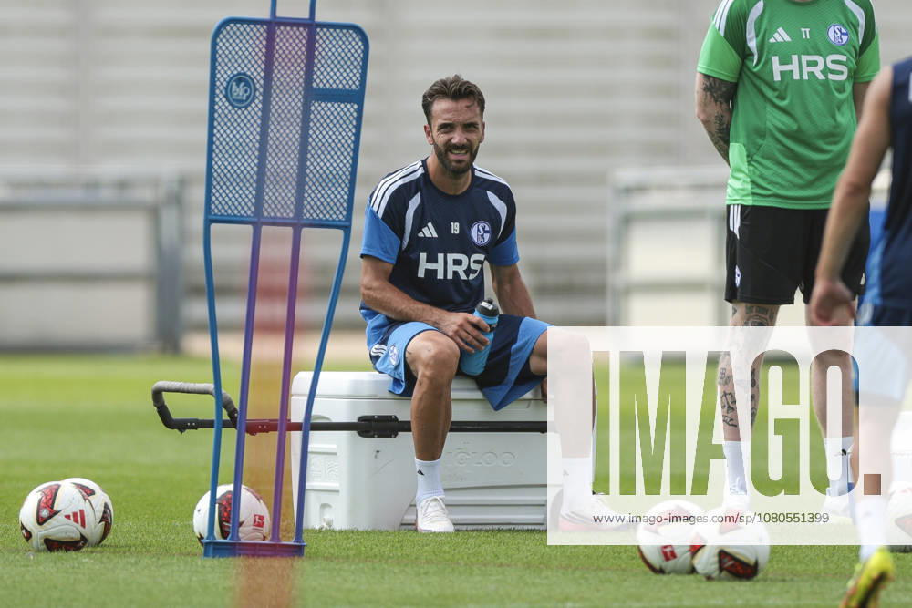Soccer, FC Schalke 04 practice: Kenan Karaman sits on a cooler and has a drink; Gelsenkirchen, FC Schalke 04 training facility, North Rhine-Westphalia, Germany xRHR PHOTO YYx