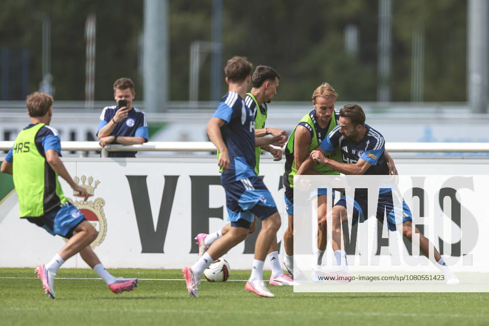 Soccer, FC Schalke 04 Training: Timo Becker (FC Schalke 04), Kenan Karaman (FC Schalke 04), Gelsenkirchen, FC Schalke 04 Training Facility, North Rhine-Westphalia, Germany, xRHR, PHOTO YYx
