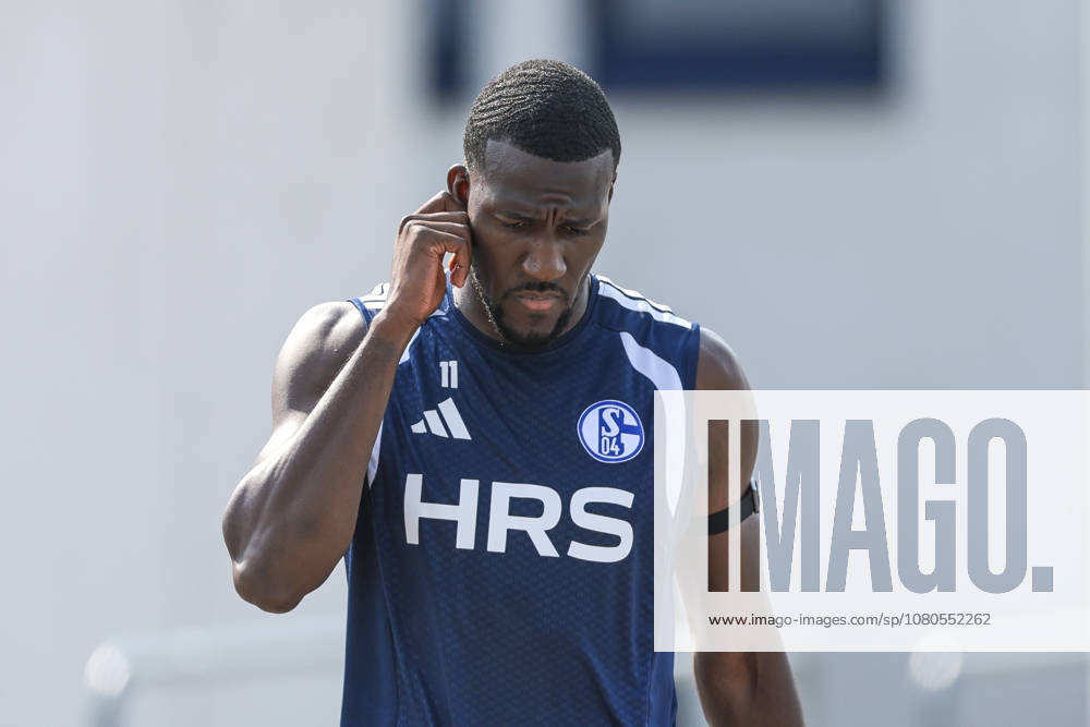 Soccer, FC Schalke 04 practice Bryan Lasme FC Schalke 04 scratches his head Gelsenkirchen FC Schalke 04 training facility North Rhine-Westphalia, Germany xRHR PHOTO YYx
