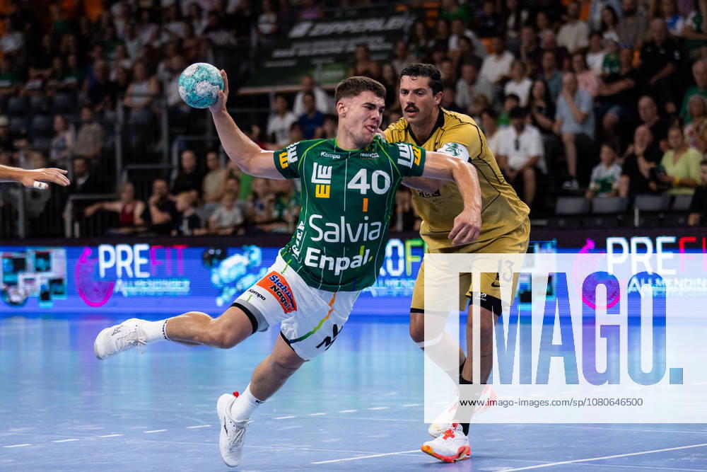 Elias NEWEL, FRISCH AUF Goeppingen, 40, in a one-on-one battle against Salvador SALVADOR, Sporting Lisbon, 13, GER, FRISCH AUF Goeppingen vs. Sporting Lisbon, handball, preseason friendly, 2026–2027 season, August 2, 2026, GER, FRISCH AUF Goeppingen vs. Sporting Lisbon, Handball, Preseason Friendly, 2026–2027 Season, August 2, 2026, Neu Ulm