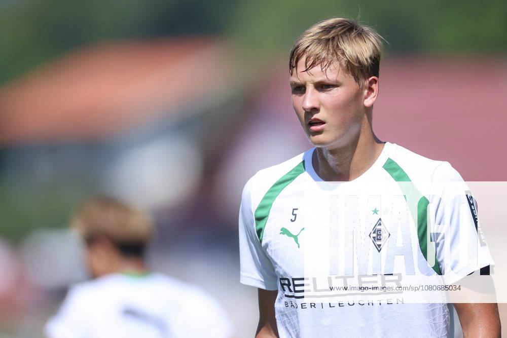 Jan Leszczynski of Borussia Mönchengladbach looks on during Borussia Mönchengladbach s training camp, Birkenmoos Stadium on August 4, 2026, in Rottach Egern, Germany. Photo by Marco Steinbrenner, DeFodi Images. Jan Leszczynski of Borussia Mönchengladbach looks on during the Borussia Mönchengladbach training camp at Birkenmoos Stadium on August 4, 2026 in Rottach-Egern, Germany Photo by Marco Steinbrenner, DeFodi Images Photo by Marco Steinbrenner, DeFodi Images