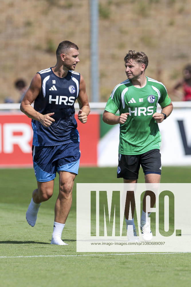 Soccer, FC Schalke 04 training session featuring Edin Dzeko, FC Schalke 04; rehabilitation coach Marc Thum, FC Schalke 04; Gelsenkirchen; FC Schalke 04 training facility; North Rhine-Westphalia, Germany; xRHR PHOTO YYx